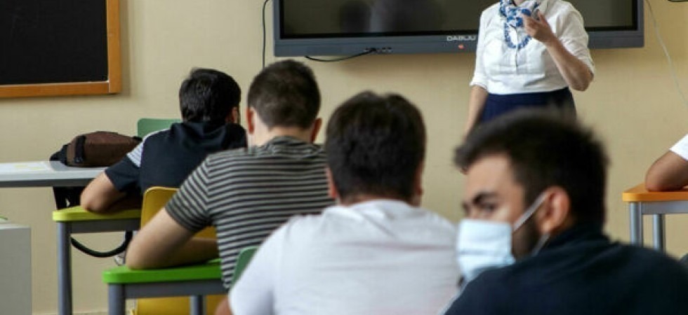 Da aprile gli insegnanti No-vax potranno tornare a scuola ma senza fare lezione e servirà il Green pass base
